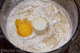 4 - Add the egg yolks, the aguardiente and the spiced water
