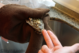 3- Use a thick towel to hold the oyster