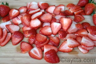 1- Slice fresh strawberry to make a topping sauce