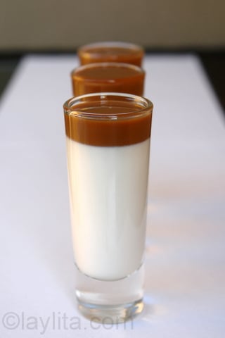 Petits verres de panna cotta avec confiture de lait