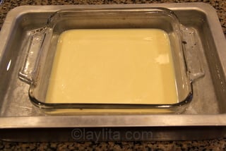 Combine the condensed milk and vanilla in square oven pan Oven dulce de lech - Combine the condensed milk and vanilla in square oven pan