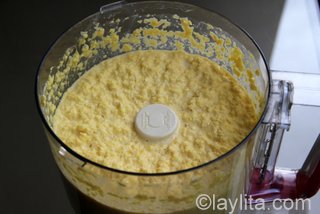 Préparation du gateau de maïs: la mixture