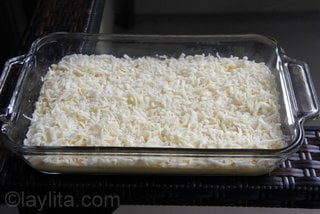 Préparation du gateau de maïs: mettre la moitié de la mixture puis une couche de fromage