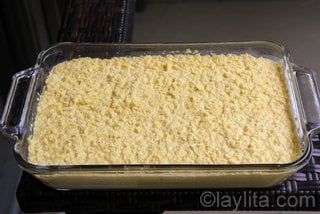 Préparation du gateau de maïs: ajouter le reste de la mixture