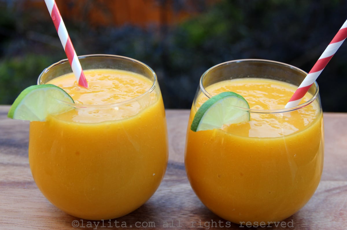 Mango passion fruit smoothie {Batido de mango y maracuya}