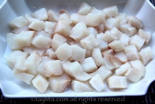 Préparation du ceviche péruvien: couper le poisson en morceaux