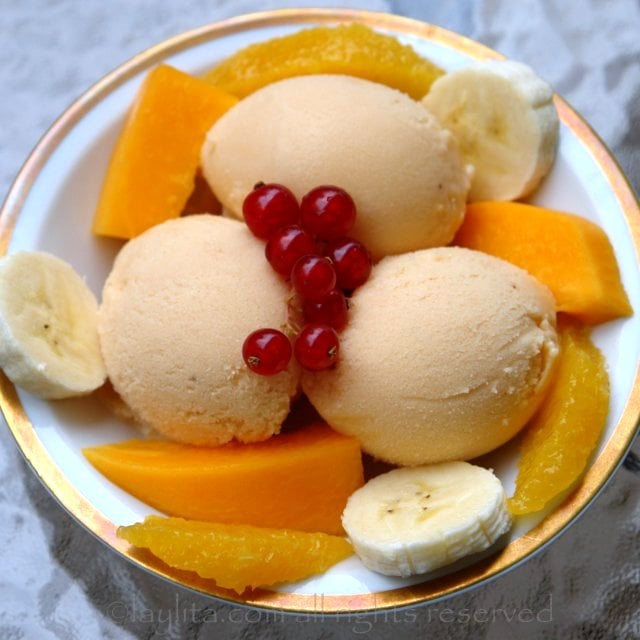 Papaya and banana frozen yogurt