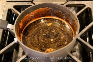 Cocine a fuego medio hasta que el vinagre se haya reducido al menos por la mitad 