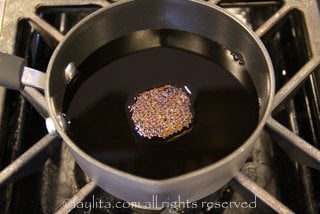 Placer de vinaigre dans une casserole 