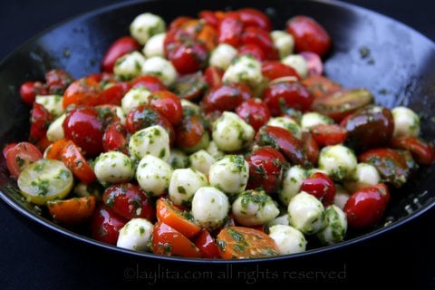 Tomates mozzarella pour la salade d'avocats