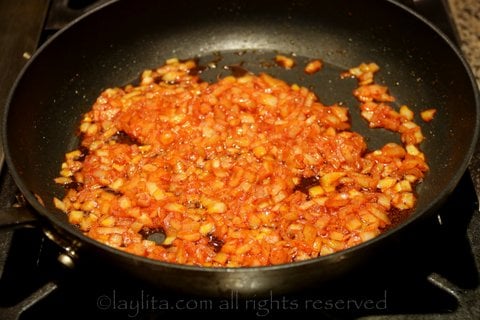 Cook the onions with the achiote