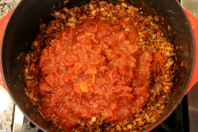 Ajouter les tomates et cuire pendant 5 minutes