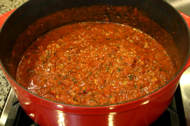Agruegue el caldo y la pasta de tomate