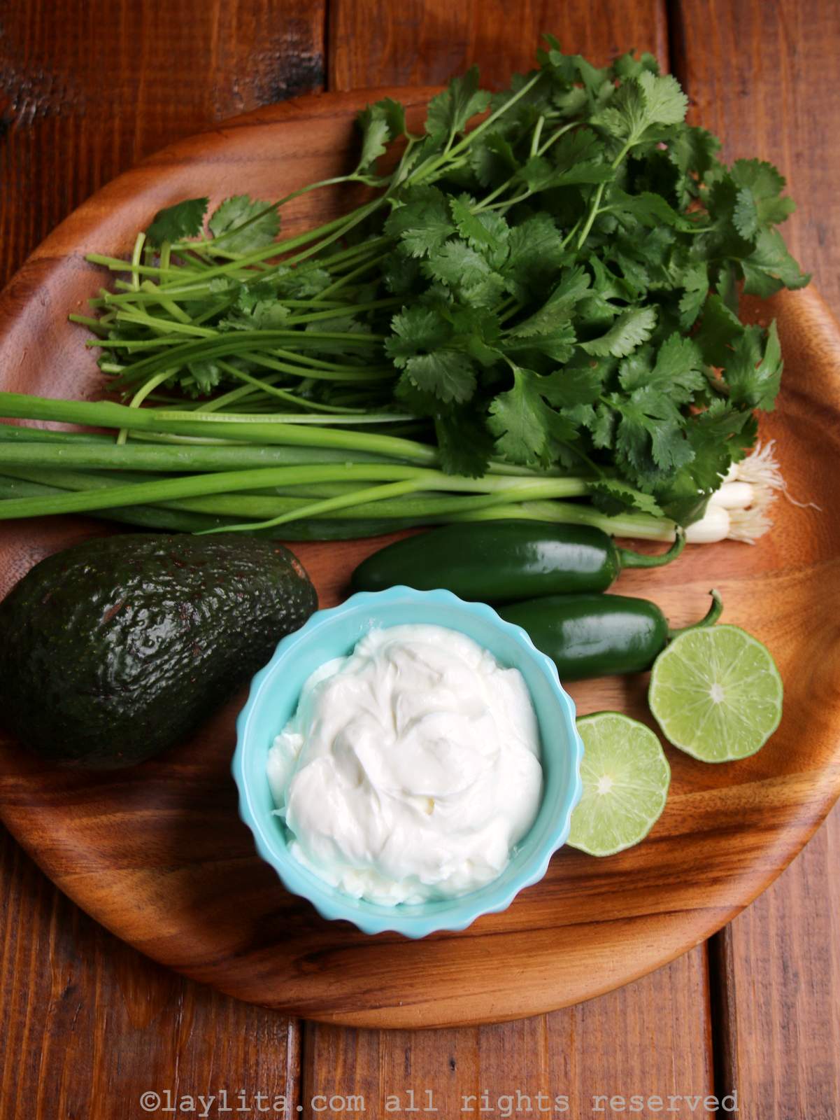 Ingredients for the spicy avocado yogurt dip