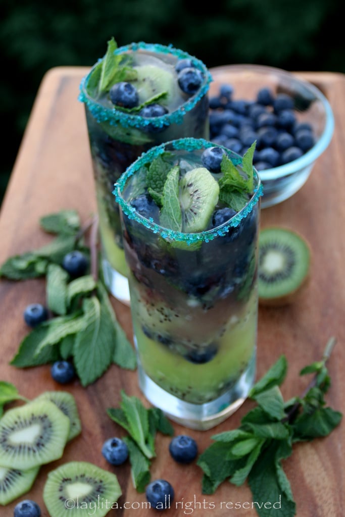 Mojito de kiwi y arándanos (blueberries)