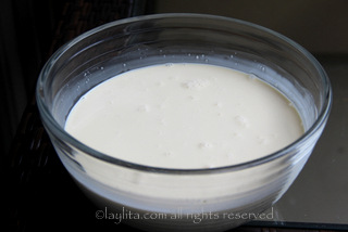 Dissolve the sugar with the milk, then add the cream and vanilla