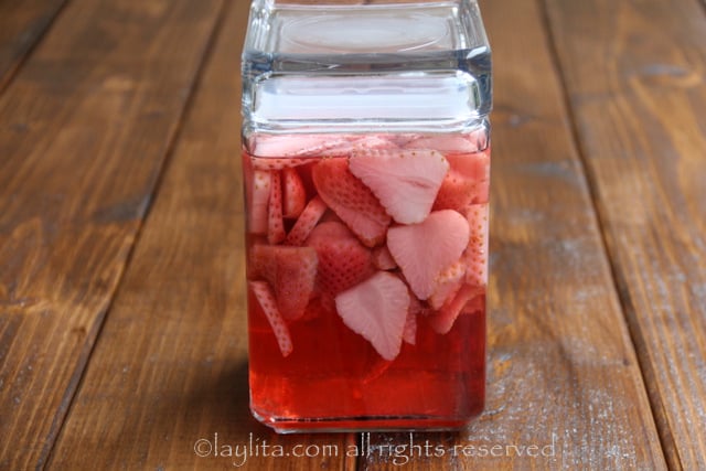 Preparação de Tequila com infusão de Morango Preparação de Tequila com infusão de Morango