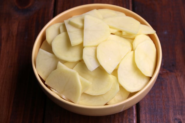 Pommes de terre coupées en fines lamelles