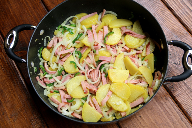 Potatoes cooked with ham, onions and hot peppers
