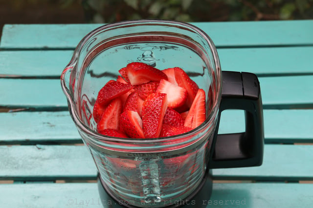 Ponga las fresas o frutillas cortadas en la licuadora (o una procesadora de alimentos)