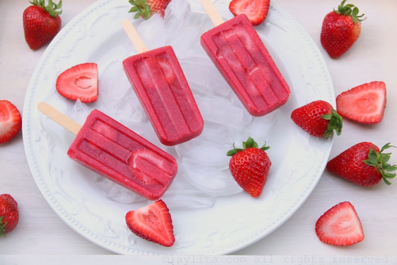 Easy homemade strawberry popsicles
