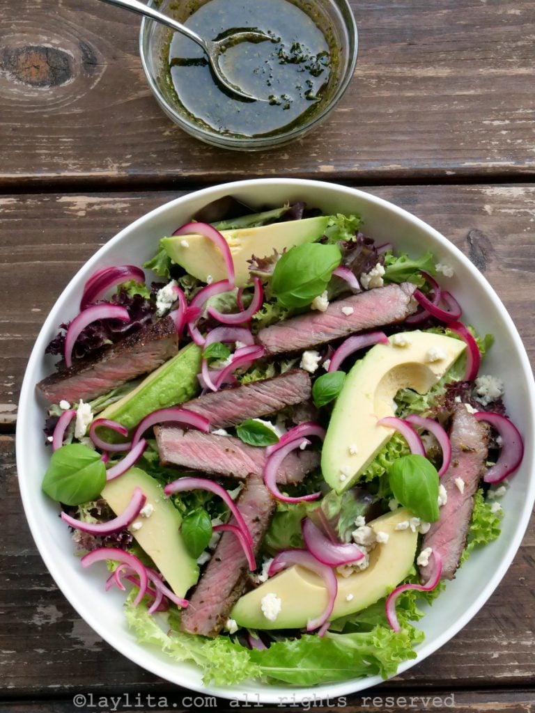Salad with grilled steak, blue cheese and avocado