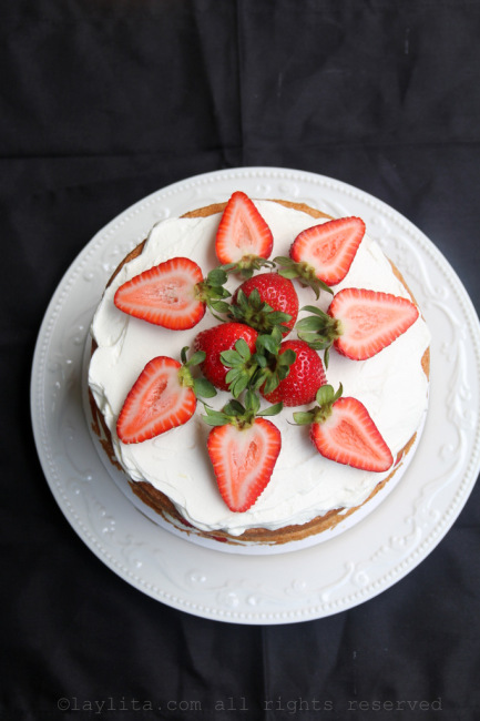 Easy strawberry and cream layer cake - Laylita's Recipes