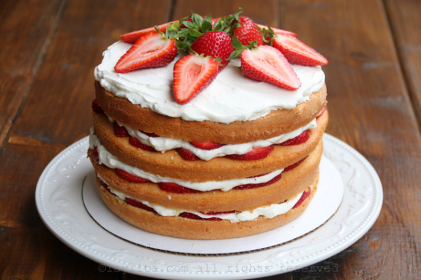 Easy strawberry and cream layer cake - Laylita's Recipes