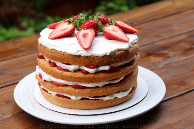 Easy strawberry and cream layer cake - Laylita's Recipes
