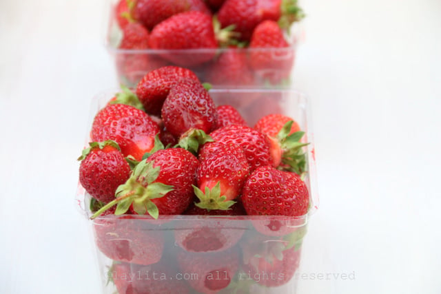 Strawberries for the red layer of the popsicles or paletas