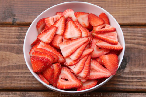 Sliced strawberries for the layer cake