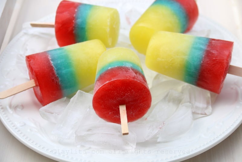 Layered gelatin flag popsicles {Helados tricolor}