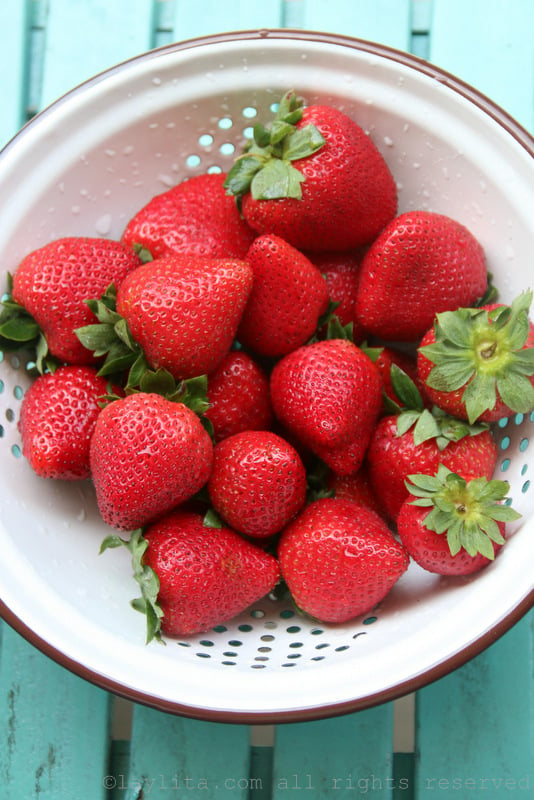 Ripe California strawberries to prepare a layer cake