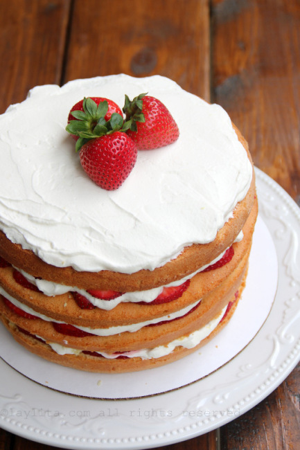 Easy strawberry and cream layer cake - Laylita's Recipes
