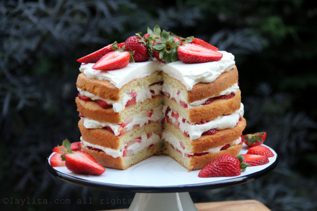 Easy strawberry and cream layer cake - Laylita's Recipes