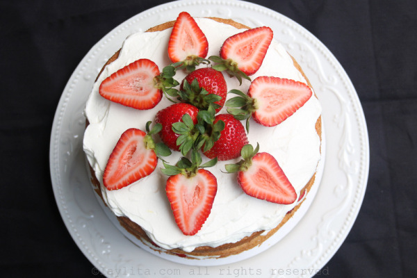 Easy strawberry and cream layer cake - Laylita's Recipes