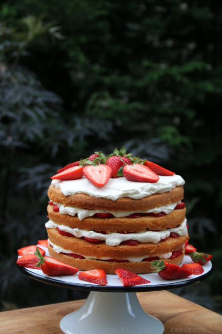 Easy strawberry and cream layer cake - Laylita's Recipes