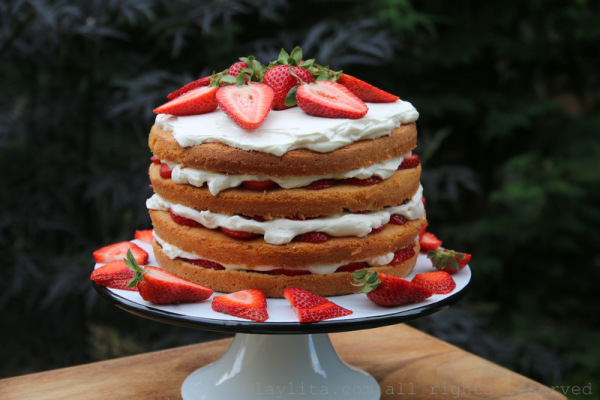 Easy strawberry and cream layer cake - Laylita's Recipes