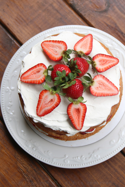 Easy strawberry and cream layer cake - Laylita's Recipes