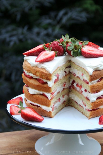 Easy strawberry and cream layer cake - Laylita's Recipes