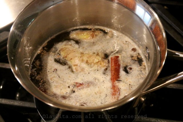 Mettre les ingrédients dans une casserole et cuire à feu doux pendant 30 minutes