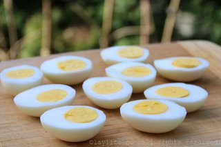 Cortar los huevos duros por la mitad