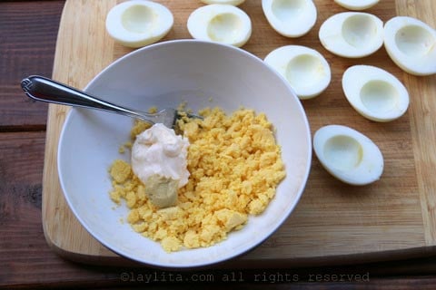 Enlever les jaunes puis les mélanger avec mayonnaise et moutarde