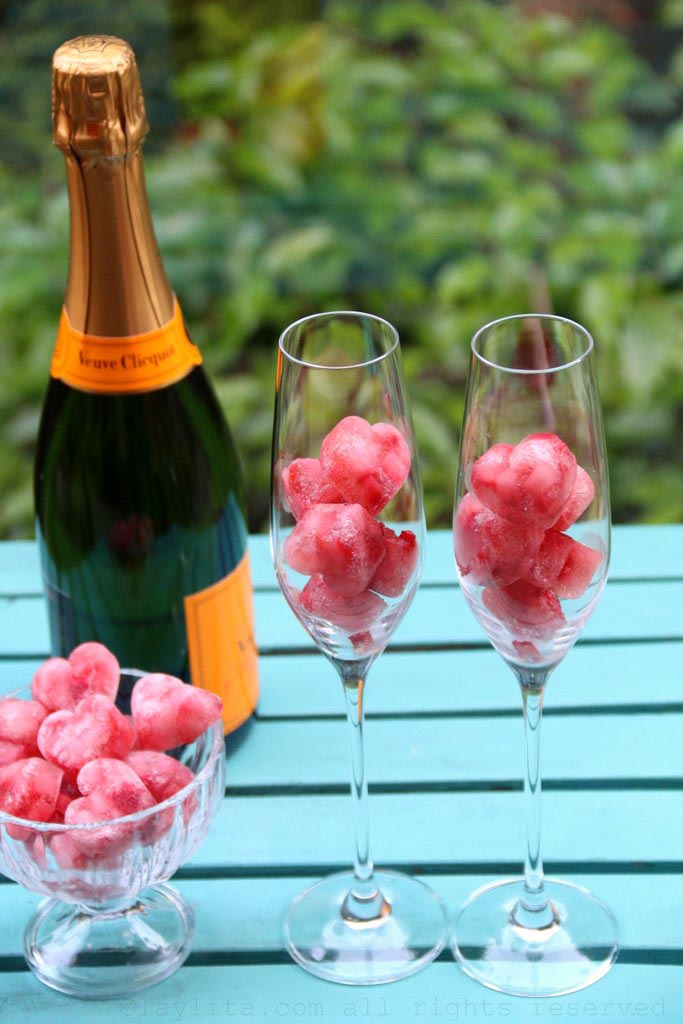 Corazones de fresa congelados y champan