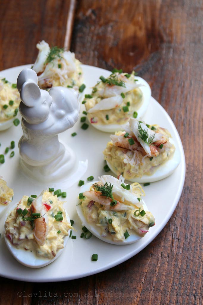 Oeufs minosa avec salade de crabe: suggestion de présentation