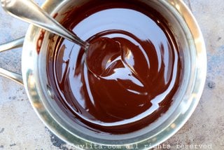 Para el glaseado o ganache de chocolate, derrita mantequilla con el chocolate, y al final agregue un poco de crema de leche