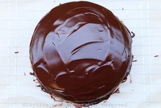 Decore el pastel con el glaseado de chocolate