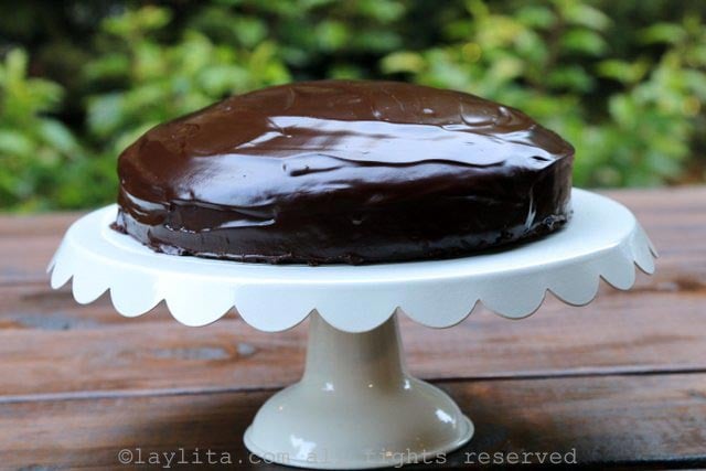 Deje que el glaseado o ganache se solidifique un poco antes de servir el pastel de chocolate