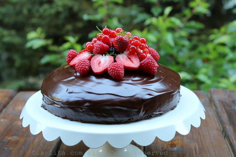 gâteau au chocolat avec fraises framboises et groseilles