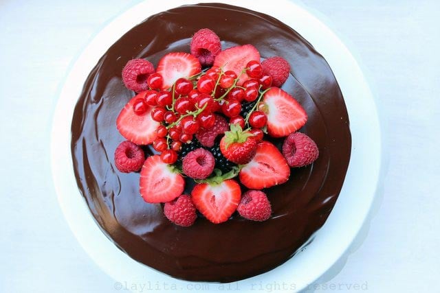 Simple chocolate cake with berries